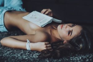 Freundin überraschen sexuell im Bett