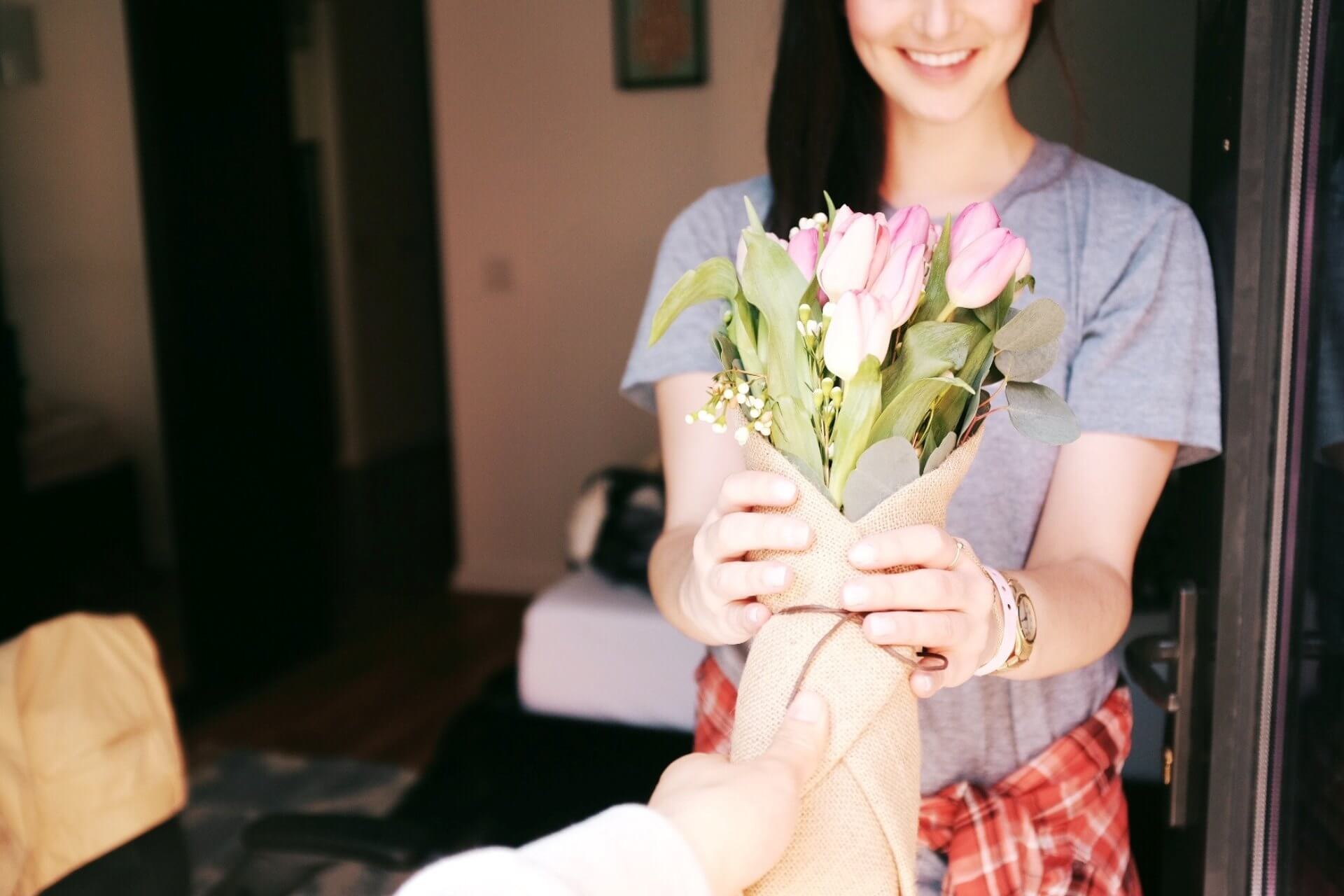 Freundin überraschen mit Blumen